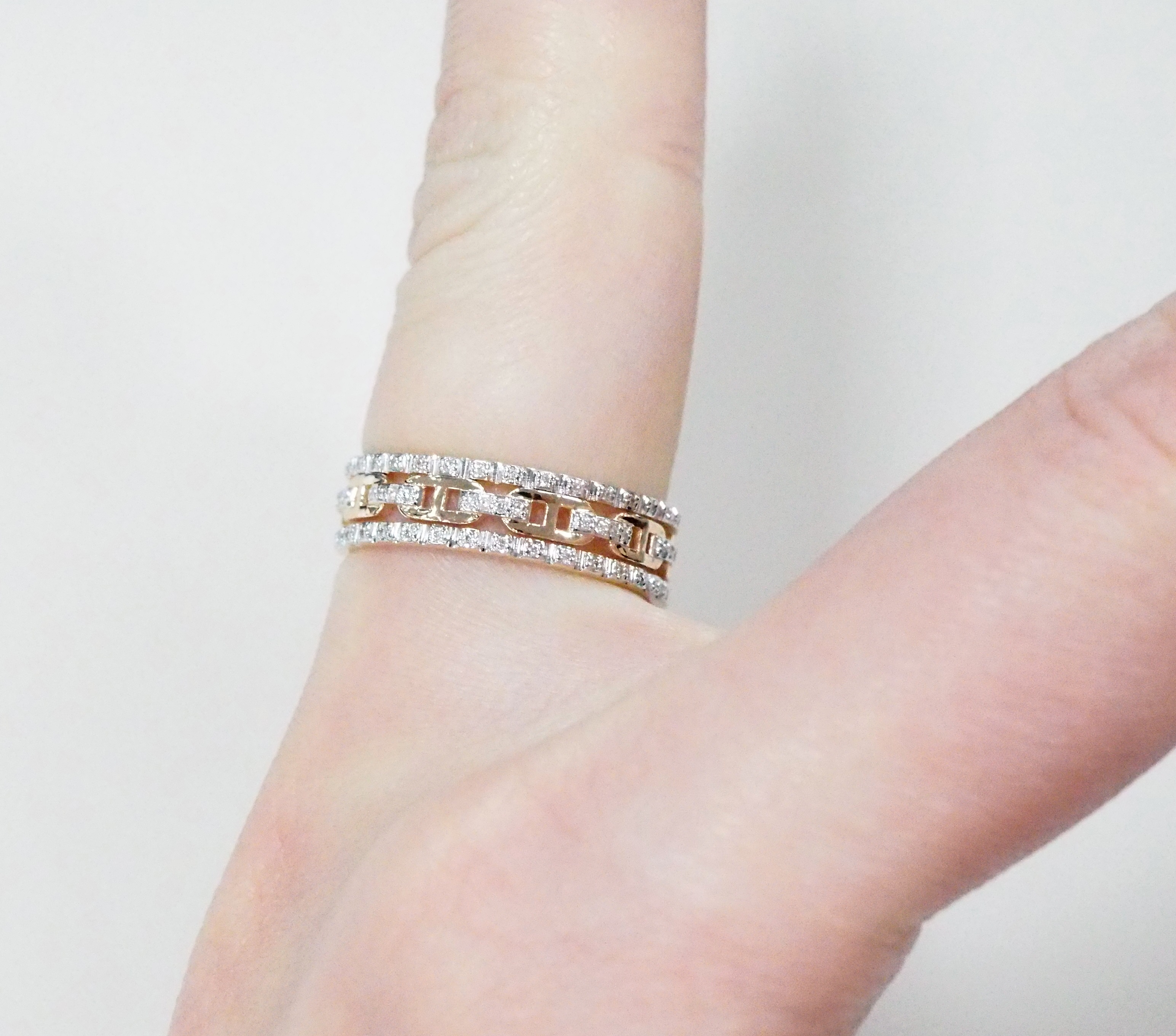 Серебряное кольцо 925 пробы; вставки 1 Агат зеленый; 12 Фианит бесцв.;